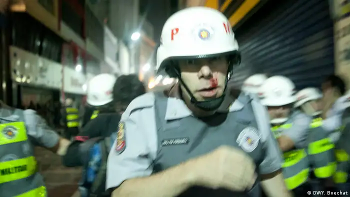 Vítimas da violência
Com o aumento da violência nas manifestações públicas, soldados da Polícia Militar também são vítimas de agressão. Manifestantes dispostos à violência partem para o confronto ou jogam garrafas e coquetéis molotov contra as forças de segurança.