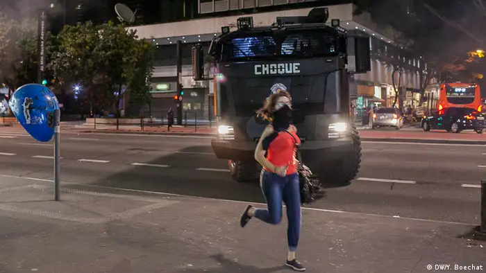 Desde 2013, as forças de segurança brasileiras passaram a investir milhões de dólares na compra de equipamentos para controle de distúrbios urbanos. O governo de São Paulo, por exemplo, comprou blindados de fabricação israelense para serem usados exclusivamente em manifestações e protestos.