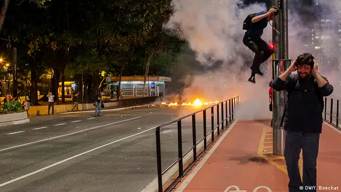 O uso desmedido de munições menos letais pela polícia, como bombas de efeito moral e balas de borracha, tem sido uma das principais críticas dos movimentos em defesa da liberdade de expressão no Brasil. Nos últimos três anos, ao menos quatro pessoas perderam a visão por conta de ferimentos ocorridos por ações da polícia em manifestações.