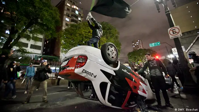 Símbolo da repressão, as forças de segurança passaram a assumir um papel de inimigos nos protestos, e a polícia se transformou em alvo preferencial dos manifestantes. 