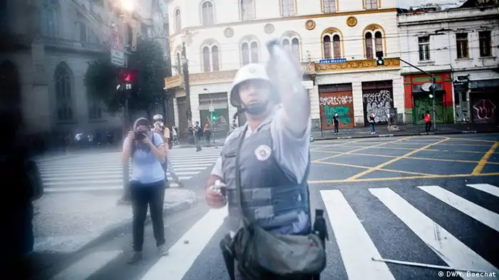 Policial Militar do Estado de São Paulo ataca fotógrafo com spray de pimenta durante manifestação popular. Levantamento da Associação Brasileira de Jornalismo Investigativo mostra que 210 jornalistas foram agredidos pelas forças de segurança do Brasil nos últimos três anos.