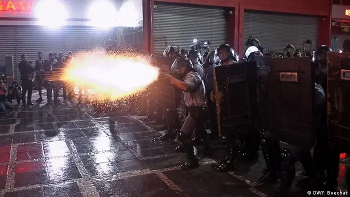 Soldado da tropa de choque de São Paulo atira balas de borracha em manifestantes que protestavam contra o aumento das tarifas de transporte público em junho de 2013.