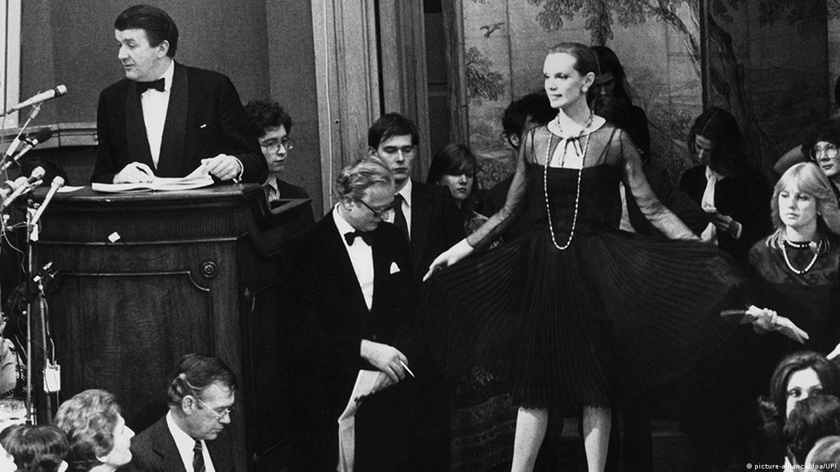 The iconic little black dress turns 90 – DW – 09/30/2016