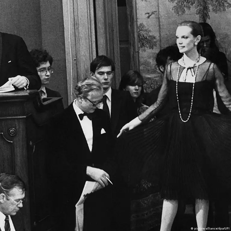 The iconic little black dress turns 90 – DW – 09/30/2016
