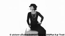 ACHTUNG: Veröffentlichung nur im Zusammenhang mit o.g. Ausstellung - Das Foto darf nicht verändert werden!
Gabrielle Coco Chanel (Archivfoto von 1935) ist ein Mode-Mythos: Das kleine Schwarze, das Chanel-Kostüm gehört zu den Klassikern modernen Designs. Und auch fast 35 Jahre nach ihrem Tod ist der Name der ehemaligen französischen Hutmacherin noch immer ganz oben. Das verdankt sie dem Deutschen Lagerfeld, der 1983 Chefdesigner im Hause Chanel wurde. Rund 60 Modelle mit Coco Chanel und Karl Lagerfeld-Designs sind ab Donnerstag (5. Mai 2005) im New Yorker Metropolitan Museum of Art zu sehen. (ACHTUNG: Veröffentlichung nur im Zusammenhang mit o.g. Ausstellung - Das Foto darf nicht verändert werden) nur s/w +++(c) dpa - Bildfunk+++ |
BG 90 Jahre Kleines Schwarzes
Copyright: picture-alliance/dpa/ADAGP Paris 200/Man Ray Trust