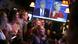 USA Washington DC Menschen schauen TV Debatte Clinton Trump USA Washington DC Menschen schauen TV Debatte Clinton Trump