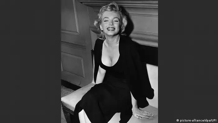 Marilyn Monroe im schwarzen Kleid
