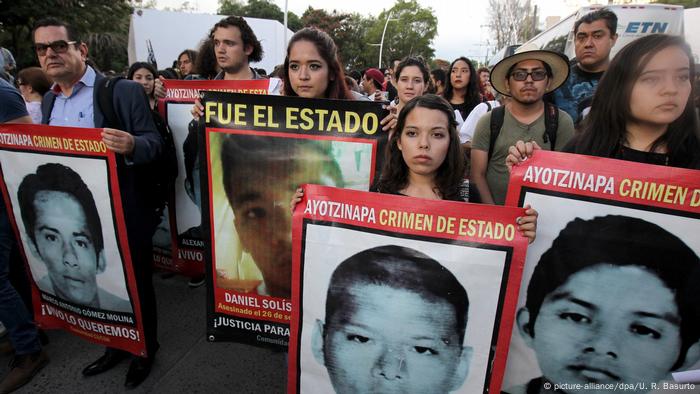 Mexiko Guadalajara Demonstranten anlässlich Jahrestag der verschwundenen Studenten (picture-alliance/dpa/U. R. Basurto)