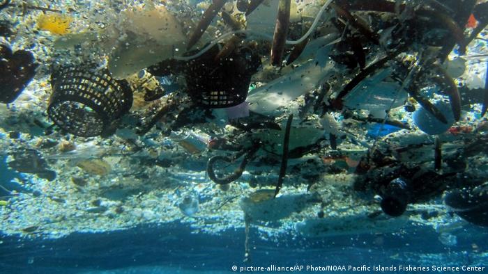 Lixo no oceano. Foto em https://www.dw.com/pt-br/pl%C3%A1stico-%C3%A9-respons%C3%A1vel-por-80-do-lixo-nos-oceanos/a-57859624