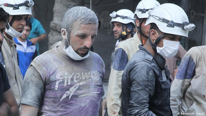 Syrien Weißhelme in Aleppo (Reuters/A. Ismail)