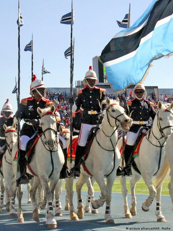 Bir qiz shishiriladigan topda onanizm qiladi