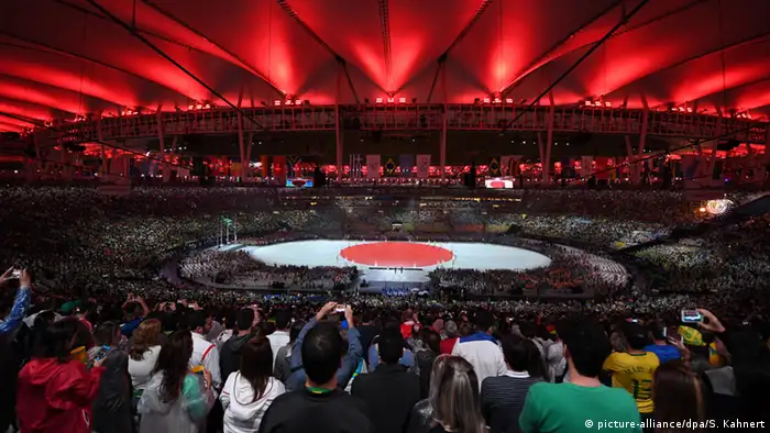 Olympische Spiele Rio 2016 - Schlussfeier Japanische Flagge im rotem Punkt