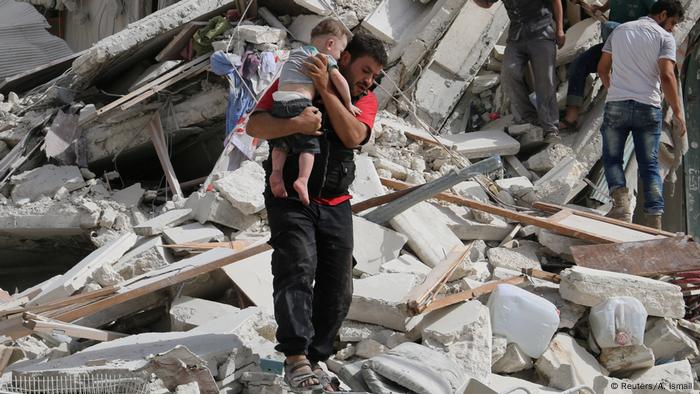 Syrien Krieg Mann mit verletztem Kind in Aleppo (Reuters/A. Ismail )