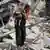 Syrien Krieg Mann mit verletztem Kind in Aleppo