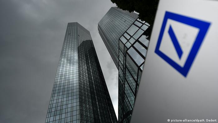 Deutsche Bank, primer banco de Alemania, informó hoy que perdió el año pasado 1.402 millones de euros, un 80 % menos que en 2015 (6.794 millones de euros). Los litigios judiciales y la profunda reestructuración que afronta el Deutsche Bank le condujeron a firmar en 2016 su segundo año consecutivo de pérdidas, (2.02.2017) 