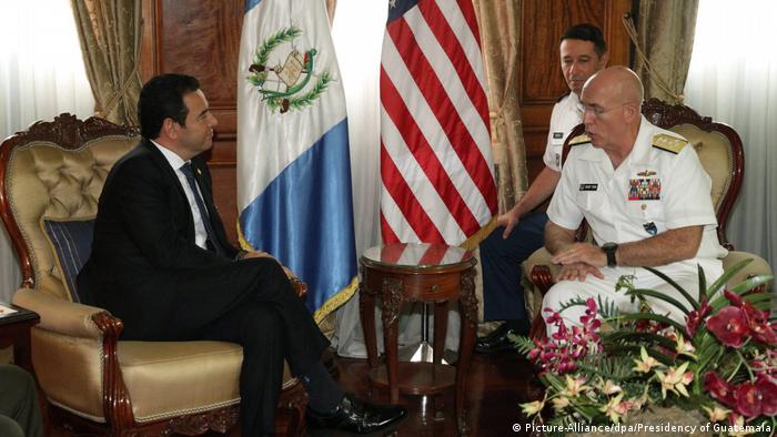 Guatemala US General Kurt W. Tidd bei Präsident Jimmy Morales (Picture-Alliance/dpa/Presidency of Guatemala)