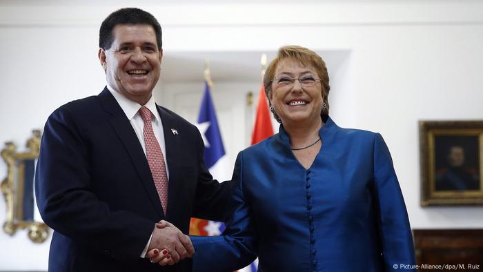 Horacio Cartes und Michelle Bachelet Treffen (Picture-Alliance/dpa/M. Ruiz)