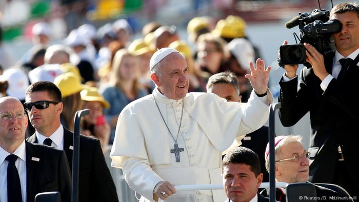 Georgien Tbilisi - Papst Franziskus im Stadion in Mikheil Meshki (Reuters/D. Mdzinarishvili)
