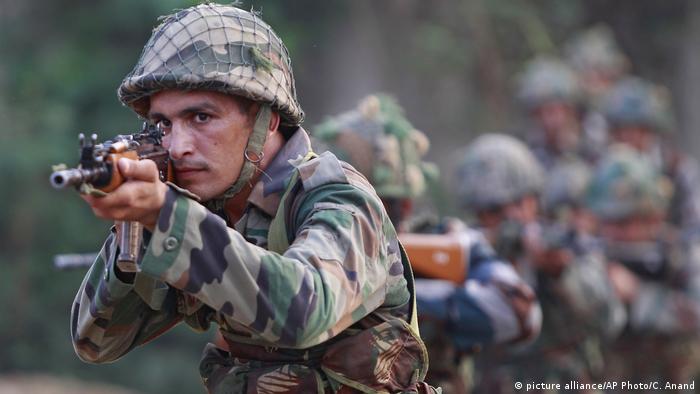 Indien Pakistan Tote nach Angriff auf indisches Militärlager (picture alliance/AP Photo/C. Anand)