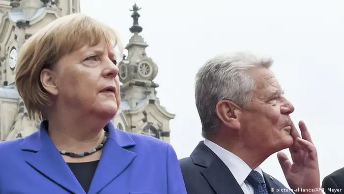Deutschland | Tag der Deutschen Einheit in Dresen - Merkel und Gauck vor der Frauenkirche (picture-alliance/AP/J. Meyer)
