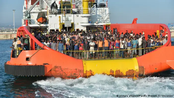 Mittelmeer Mehr als 6000 Bootsflüchtlinge gerettet (picture alliance/Pacific Press/A. Di Vincenzo)