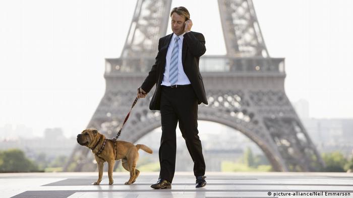 Мужчина разговаривает по телефону