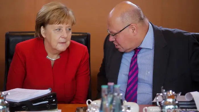 Berlin Kanzlerin Merkel und Peter Altmaier (picture-alliance/AP Photo/M. Schreiber)