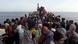 Libyen - Flüchtlinge auf überladenem Boot warten auf Rettung Libyen - Flüchtlinge auf überladenem Boot warten auf Rettung