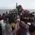 Libyen - Flüchtlinge auf überladenem Boot warten auf Rettung