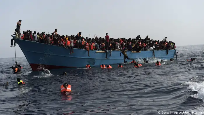 Libyen - Flüchtlinge auf überladenem Boot warten auf Rettung (Getty Images/AFP/A. Messinis)