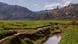Grüner Landschaft mit Bergen und Wasser Grüner Landschaft mit Bergen und Wasser