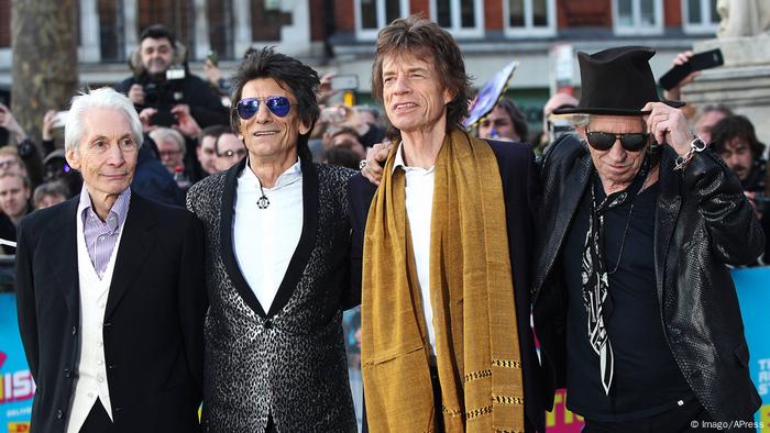 O discreto e elegante Watts com Wood, Jagger e Richards