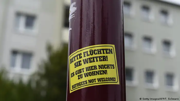 Deutschland Aufkleber mit fremdfeindlichen Parolen (Getty Images/AFP/T. Schwarz)