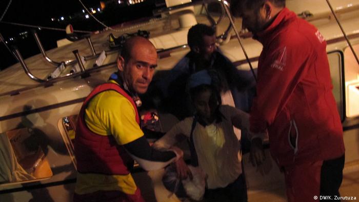 Rettung von Flüchtlingen im Mittelmeer (DW/K. Zurutuza)