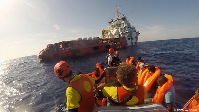 Rettung von Flüchtlingen im Mittelmeer (DW/K. Zurutuza)
