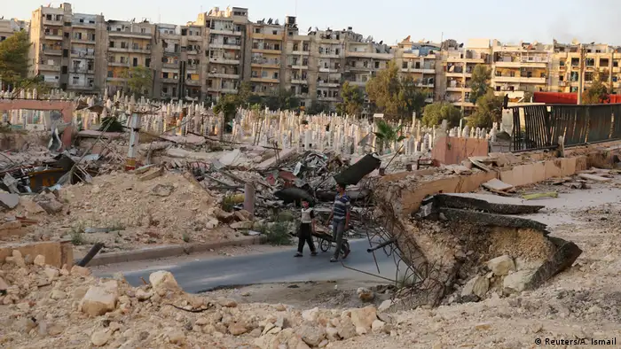 Syrien Zerstörung und Friedhof in Aleppo (Reuters/A. Ismail)