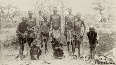 Überlebende Herero nach der Flucht durch die Wüste (public domain)