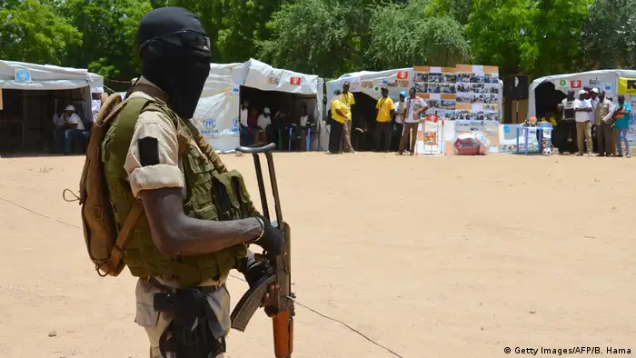 Niger Soldat bewacht das Flüchtlingcamp in Diffa (Getty Images/AFP/B. Hama)