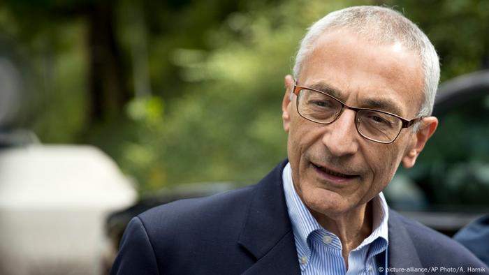 USA John Podesta, Vorsitzende der Kampagne Clintons (picture-alliance/AP Photo/A. Harnik)