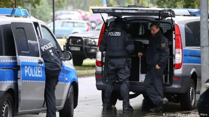 Deutschland Polizeieinsatz in Chemnitz (picture-alliance/dpa/B. März)