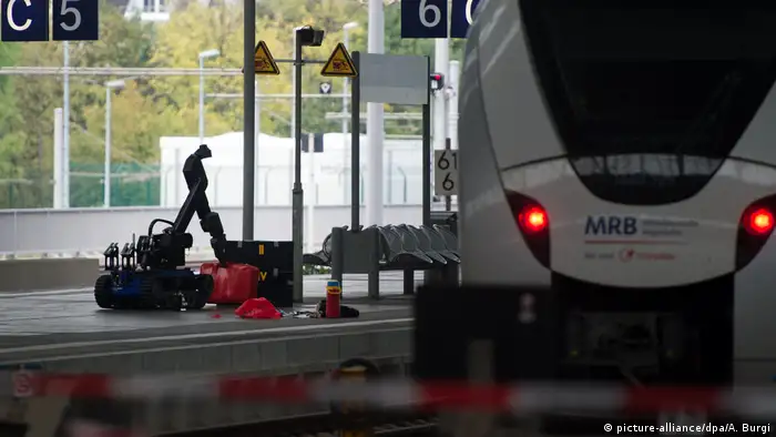 Deutschland ferngesteuerter Roboter beim Polizeieinsatz in Chemnitz (picture-alliance/dpa/A. Burgi)