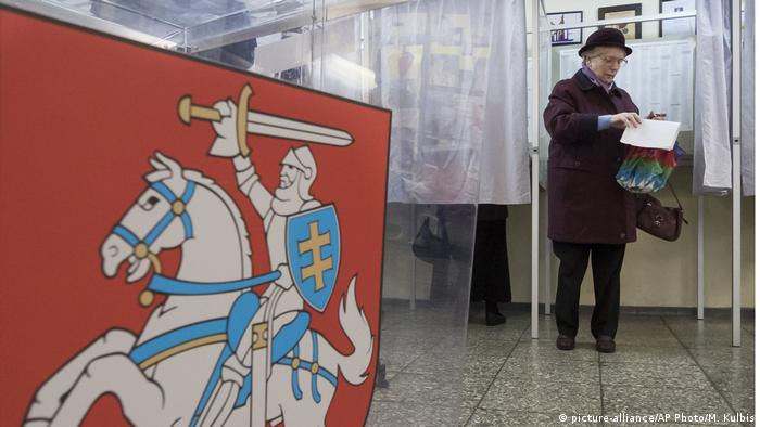 Женщина на избирательном участке в Литве