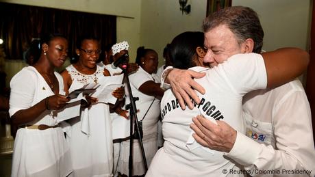 El presidente de Colombia, Juan Manuel Santos, anunció desde Bojayá, atacado en 2002 por las FARC, que donará a las víctimas del conflicto armado interno de su país el casi millón de dólares con el Premio Nobel de Paz. (10.10.2016)
