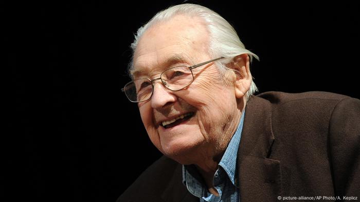 El célebre director de cine polaco Andrzej Wajda, autor de El hombre de hierro (1981) y Oscar honorífico en 2000 por toda su carrera falleció en Varsovia a la edad de 90 años. Wajda era considerado uno de los cineastas polacos de mayor influencia. (10.10.2016)
