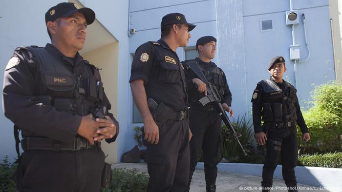 El Ejército de Guatemala prometió colaborar tras detención de 13 militares acusados de asesinar a un joven en 2015. La fiscalía imputará a los detenidos los delitos de ejecución extrajudicial, incumplimiento de deberes, omisión de denuncia y obstaculización a la acción pena. (10.10.2016)
