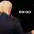 Donald Trump durante segundo debate televisivo com oponente Hillary Clinton