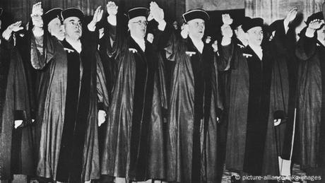 Deutschland Richter am Volksgerichtshof Hitlergruß (picture-alliance/akg-images)