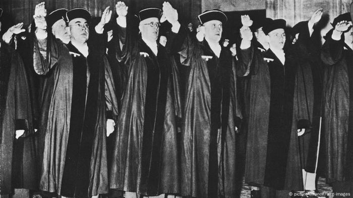 Deutschland Richter am Volksgerichtshof Hitlergruß (picture-alliance/akg-images)