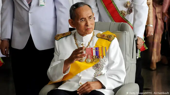 König Bhumibol im Rollstuhl und in Uniform (Foto: Getty Images/AFP/C. Archambault)