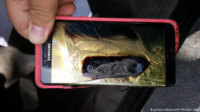 A burnt-out Samsung phone. (picture-alliance/AP Photo/A. Zuis)